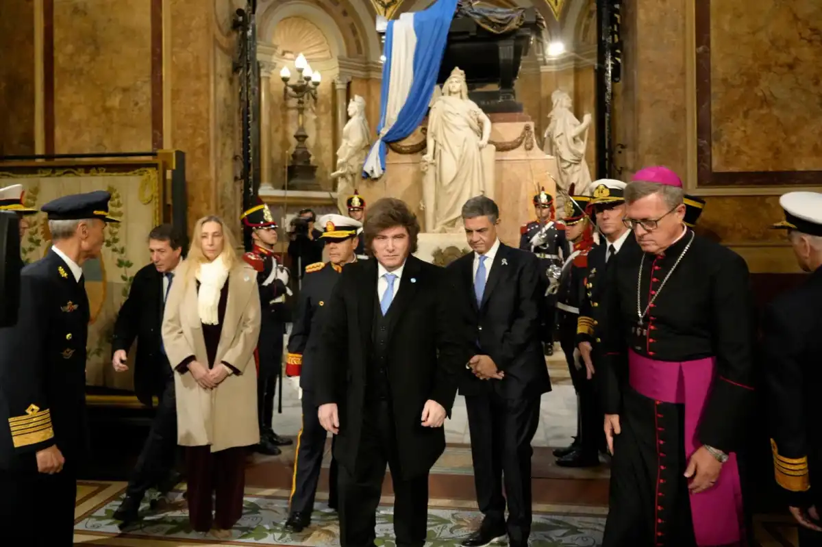 TEDEUM. Javier Milei, su hermana Karina y el jefe de Gobierno porteño, Jorge Macri, junto al arzobispo Jorge García Cuerva.