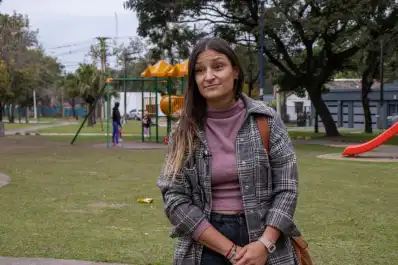 “Capaz que tendría que trabajar en un kiosco”: la historia de Valentina, una investigadora que vende cosméticos y enseña inglés