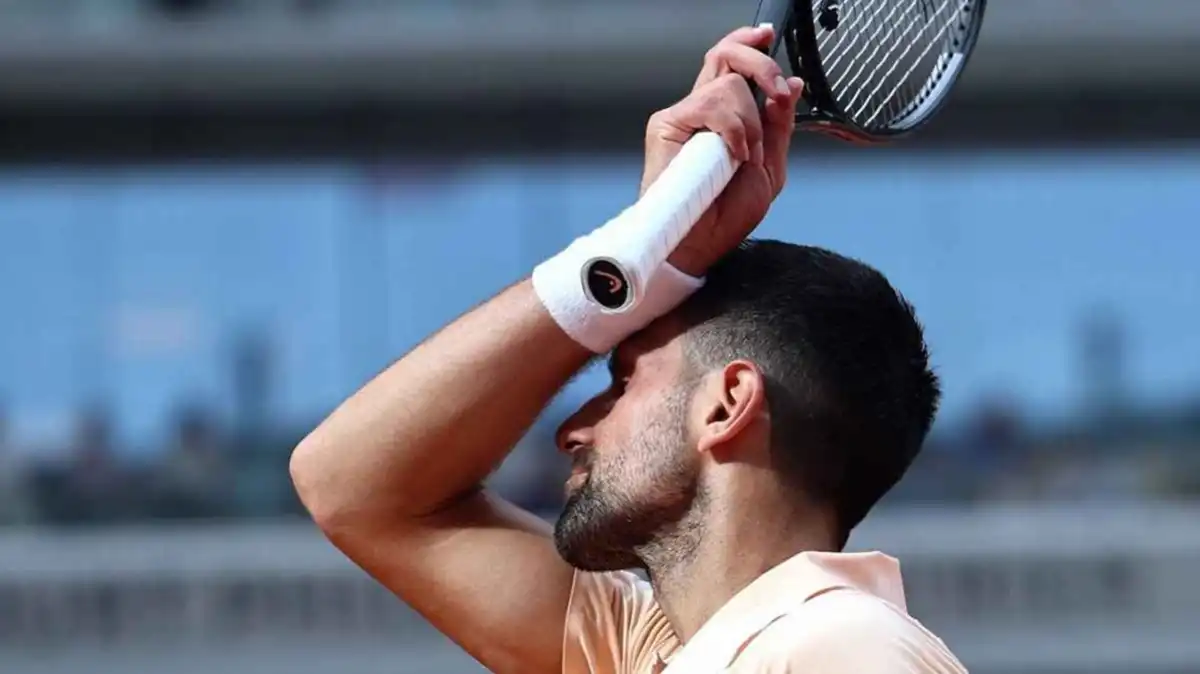 La fuerte reacción de Djokovic contra un camarógrafo en medio de un exigente duelo con Fonseca