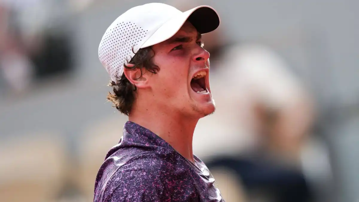 Otro batacazo en París: Joao Fonseca remontó dos sets y eliminó a Novak Djokovic de Roland Garros