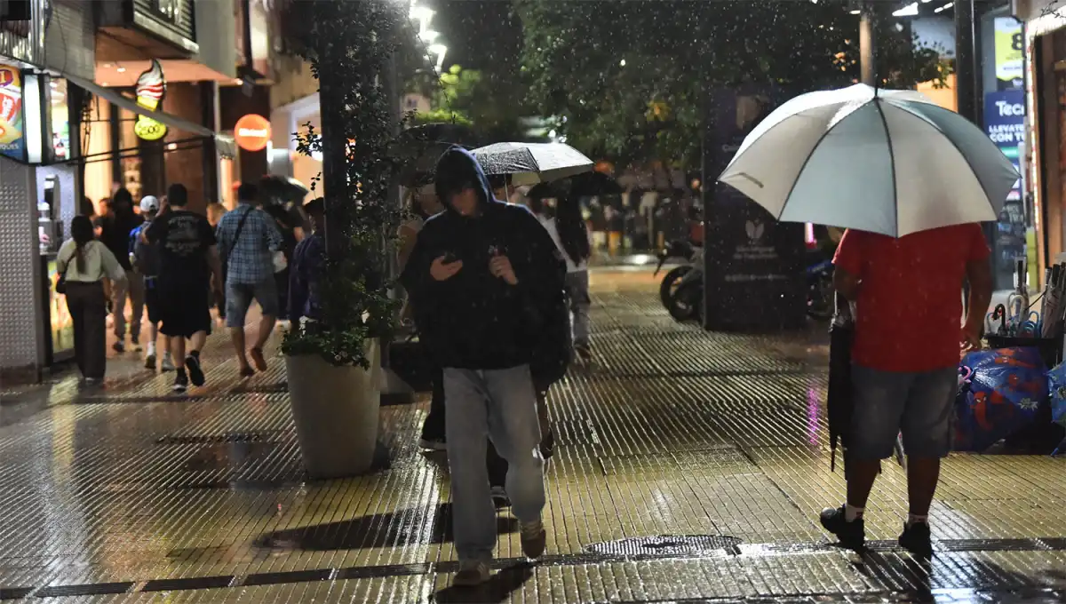 A PREPARARSE. El pronóstico del SMN anticipa para el sábado lluvias leves durante la mañana y la tarde. 