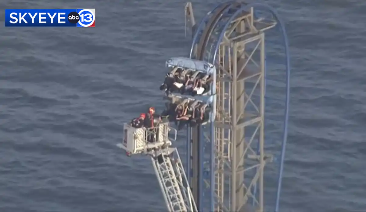 El satélite SkyEye13 mostró el jueves por la tarde el rescate de pasajeros de una montaña rusa detenida en el Pleasure Pier de Galveston.