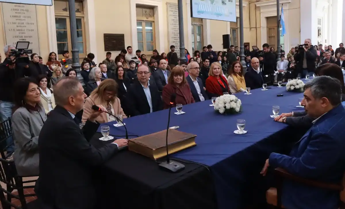 María Inés Gómez, leyó una carta en reconocimiento a la gestión del rector saliente. 