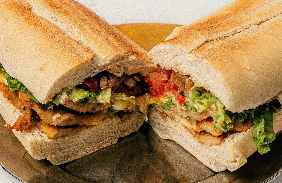 El más icónico de Tucumán. El sánguche de milanesa de Chacho fue elegido entre los mejores del mundo por Taste Atlas.
