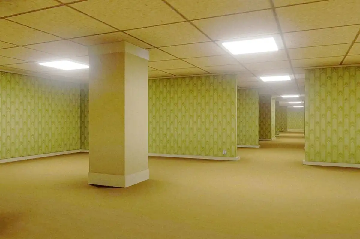 FRAME DE LA PELÍCULA. / “Backrooms” lleva al cine el universo de pasillos infinitos y espacios vacíos que nació como creepypasta en internet y explotó en YouTube. / BACKROOMS