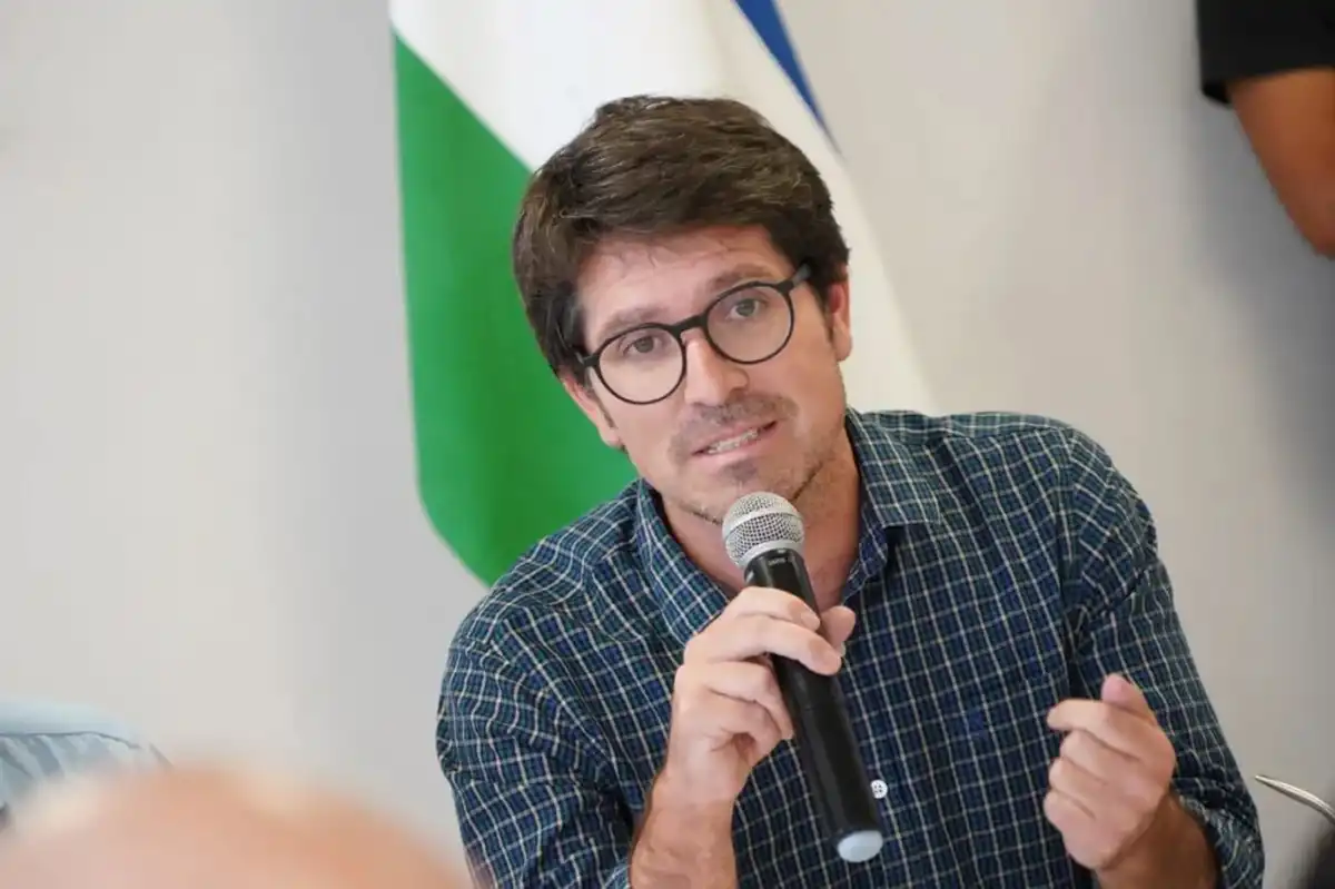 El legislador por Río Negro, Leandro García, es el impulsor de la creación de la Defensoría del Deudor.