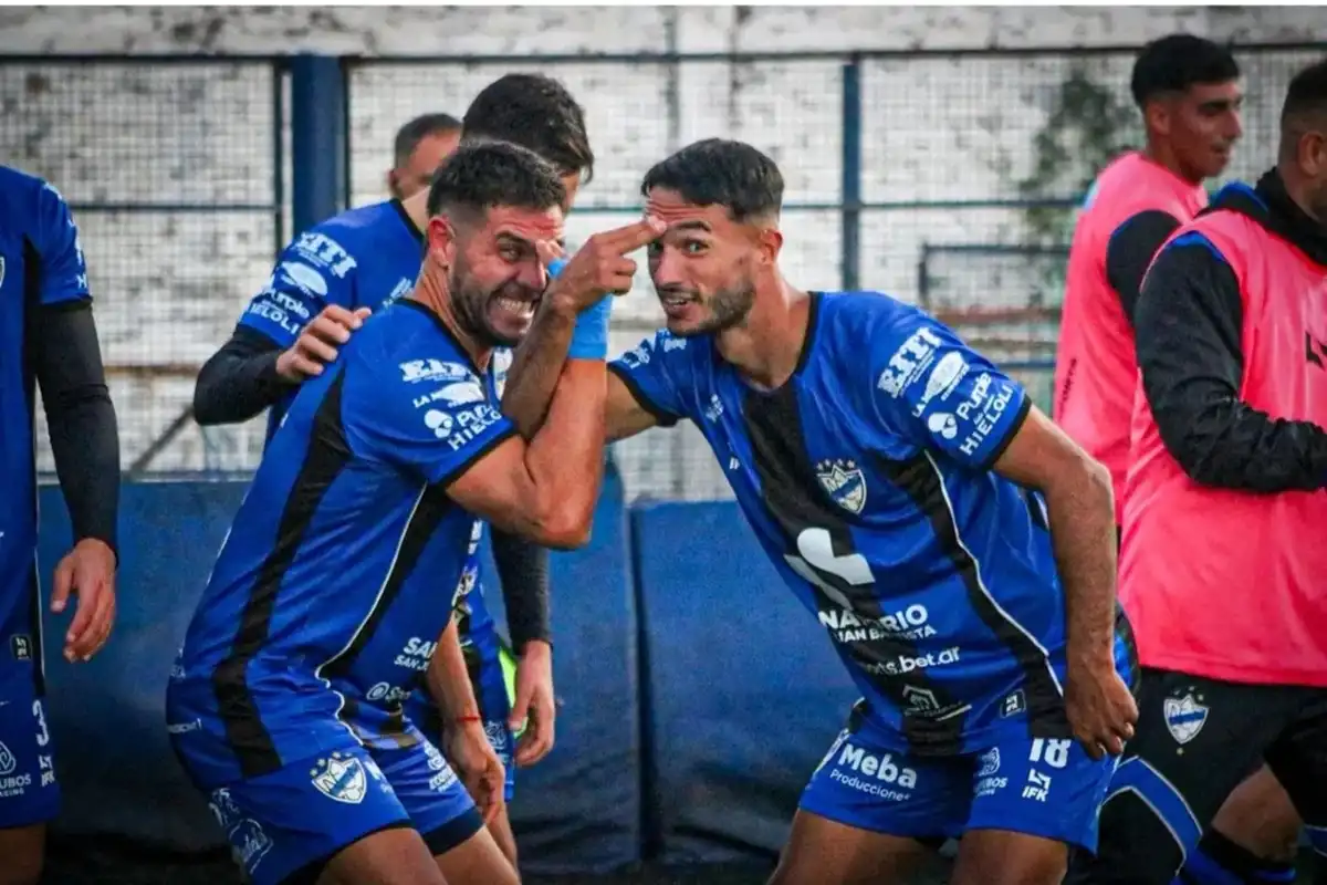 FESTEJO DE GOL. El ex santo Fernando González celebra su gol a Agropecuario junto a Rodrigo Cao.