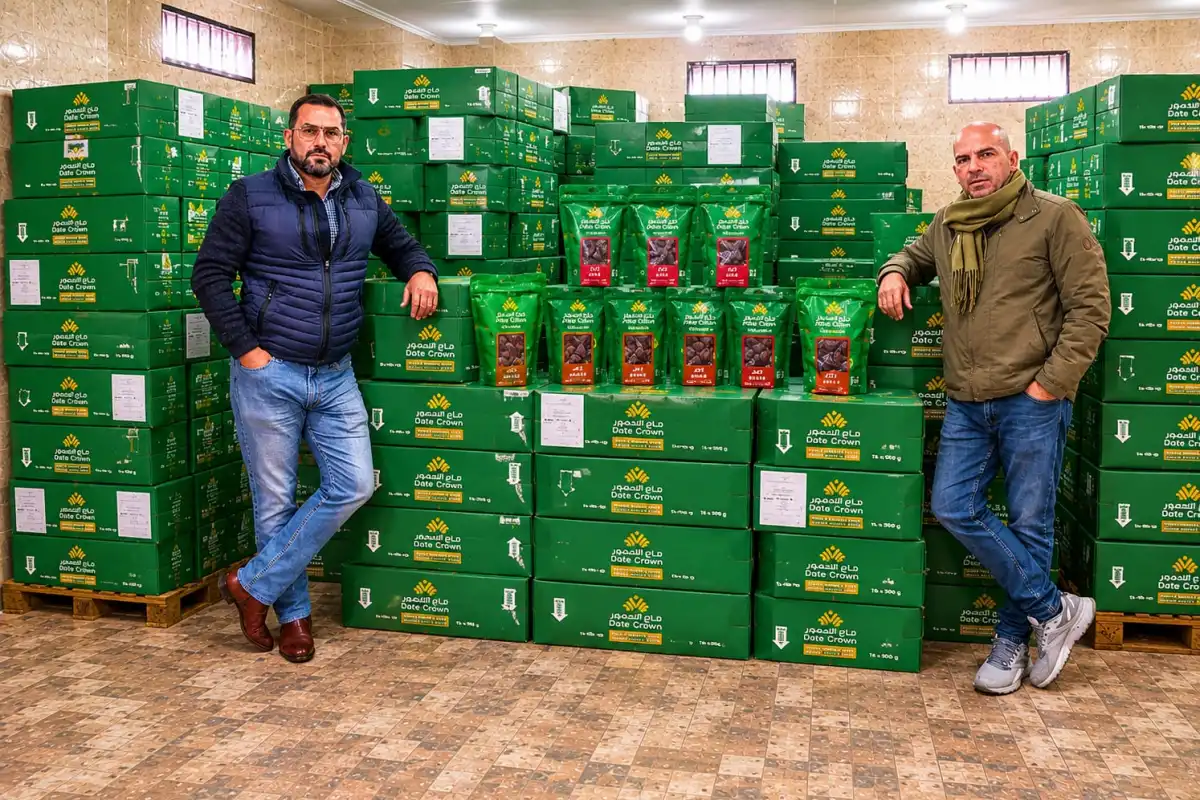 Juan Carlos Sain y Omar Cisterna junto a los dátiles que llegan directo desde Dubai.