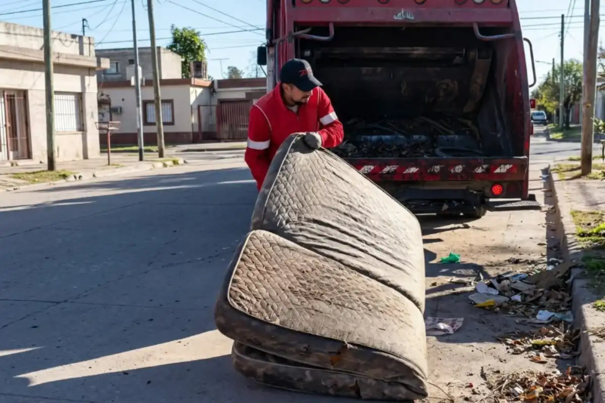 Restos de poda, cacharros, neumáticos fuera de uso, muebles y colchones la Municipalidad de Tucumán los retira de casa