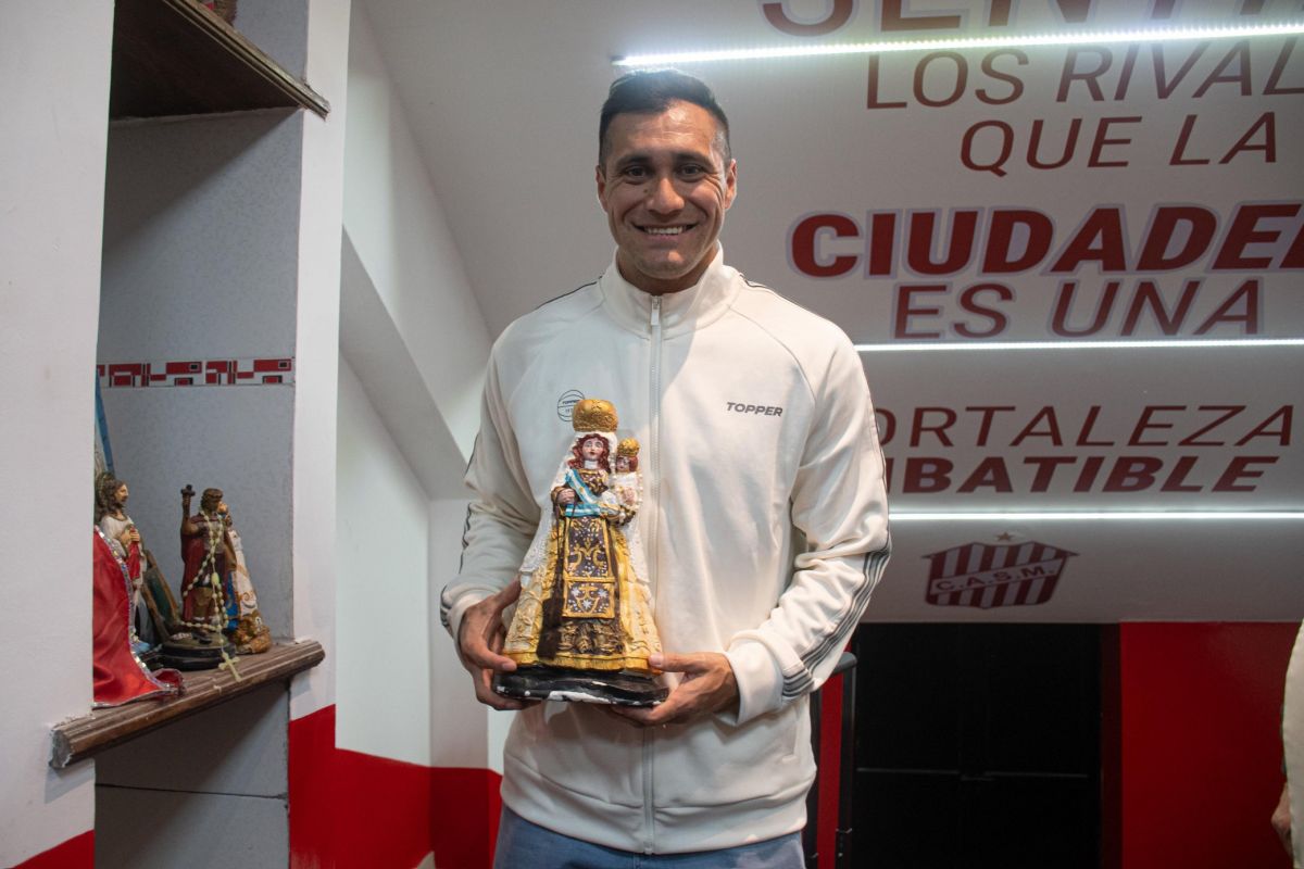 BENDICIÓN AL PLANTEL. Gonzalo Rodríguez estuvo en La Ciudadela como representante de todos sus compañeros.