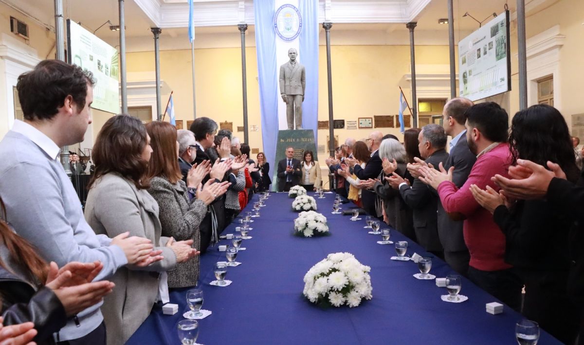 Tras la lectura del documento, Pagani se mostró visiblemente emocionado hasta las lágrimas, al igual que otros decanos y autoridades presentes durante el acto realizado en el patio del Rectorado.