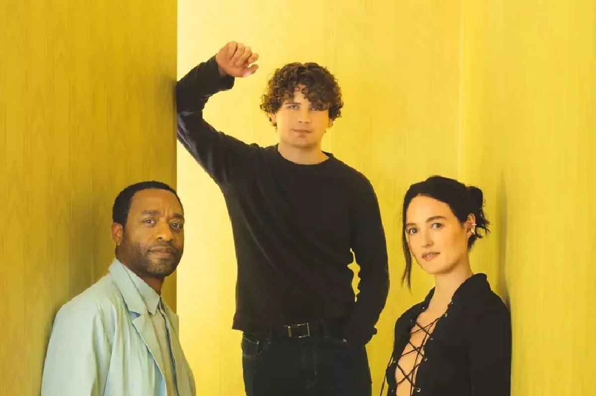 EL ELENCO Y EL DIRECTOR. Kane Parsons junto a Renate Reinsve y Chiwetel Ejiofor, protagonistas de la nueva producción de terror de A24. / BACKROOMS
