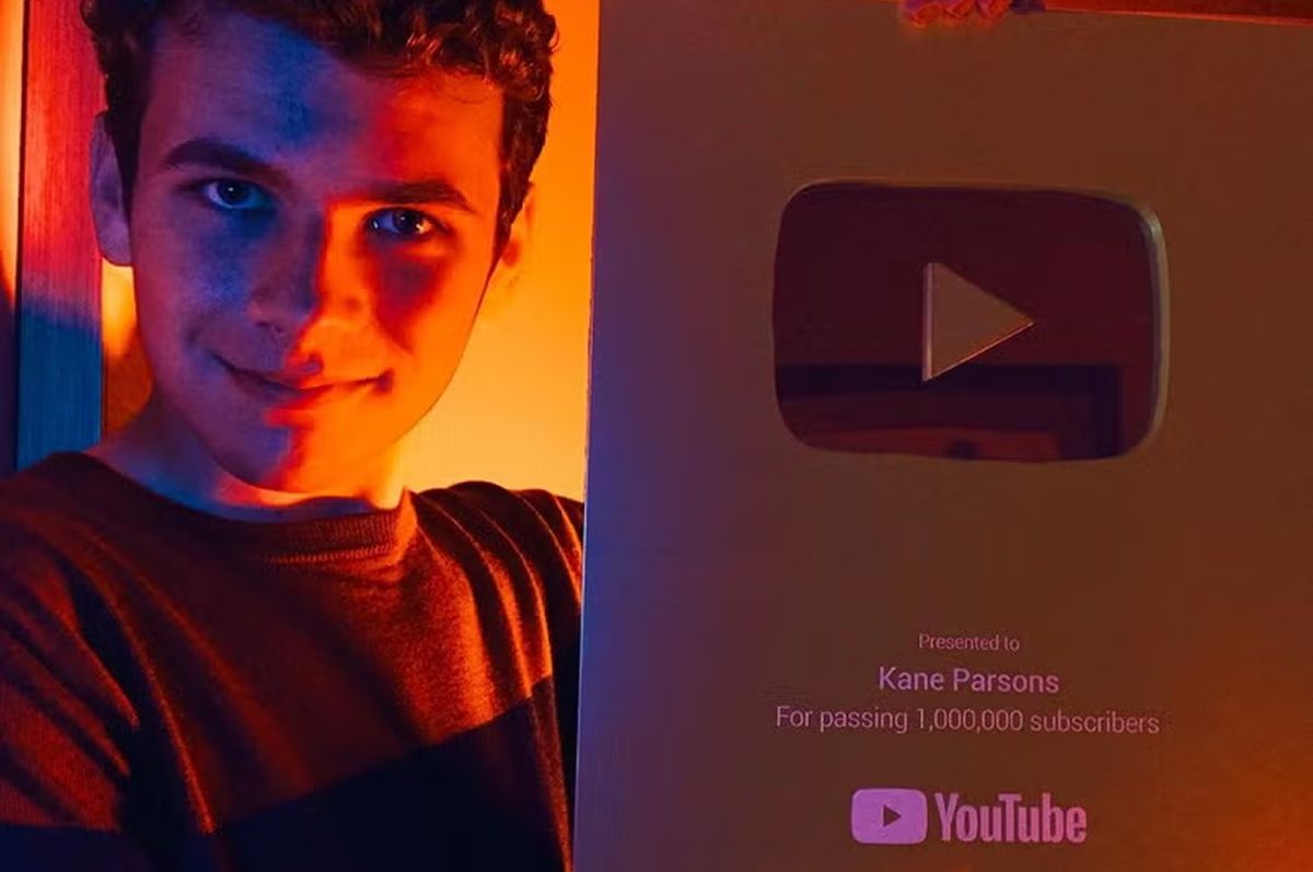 NUEVA GENERACIÓN DE DIRECTORES. Kane Parsons empezó subiendo cortos de terror a YouTube cuando era adolescente y hoy, con 20 años, acaba de estrenar una película producida por A24. / KANE PIXELS