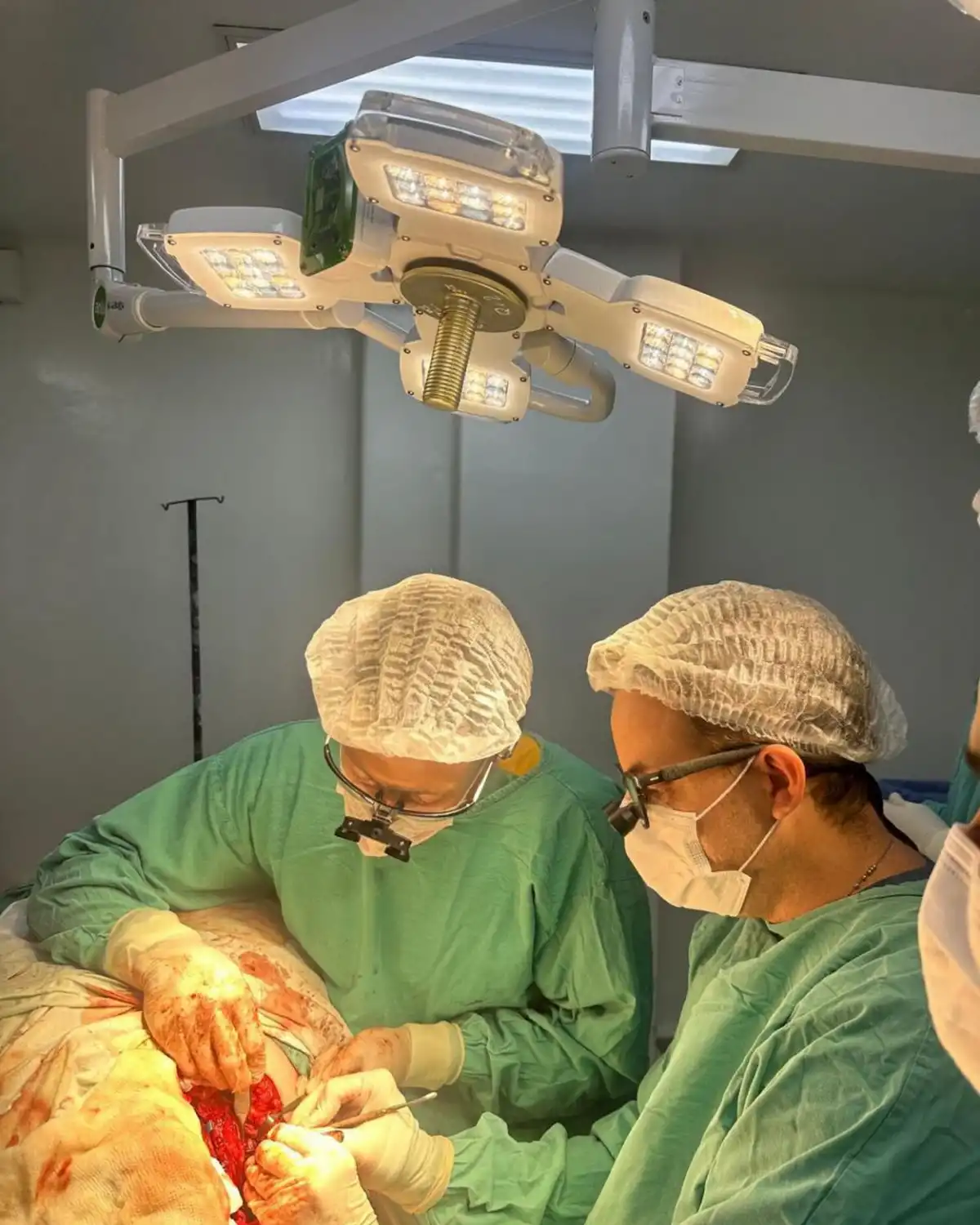 CIRUGIA DE CLAVÍCULA. El traumatólogo Pablo Rotella intervino al paciente y luego le colocó el dispositivo de monitoreo postoperatorio.