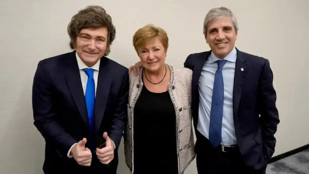 Javier Milei, Kristalina Georgieva y el ministro de Economía, Luis Toto Caputo. ARCHIVO