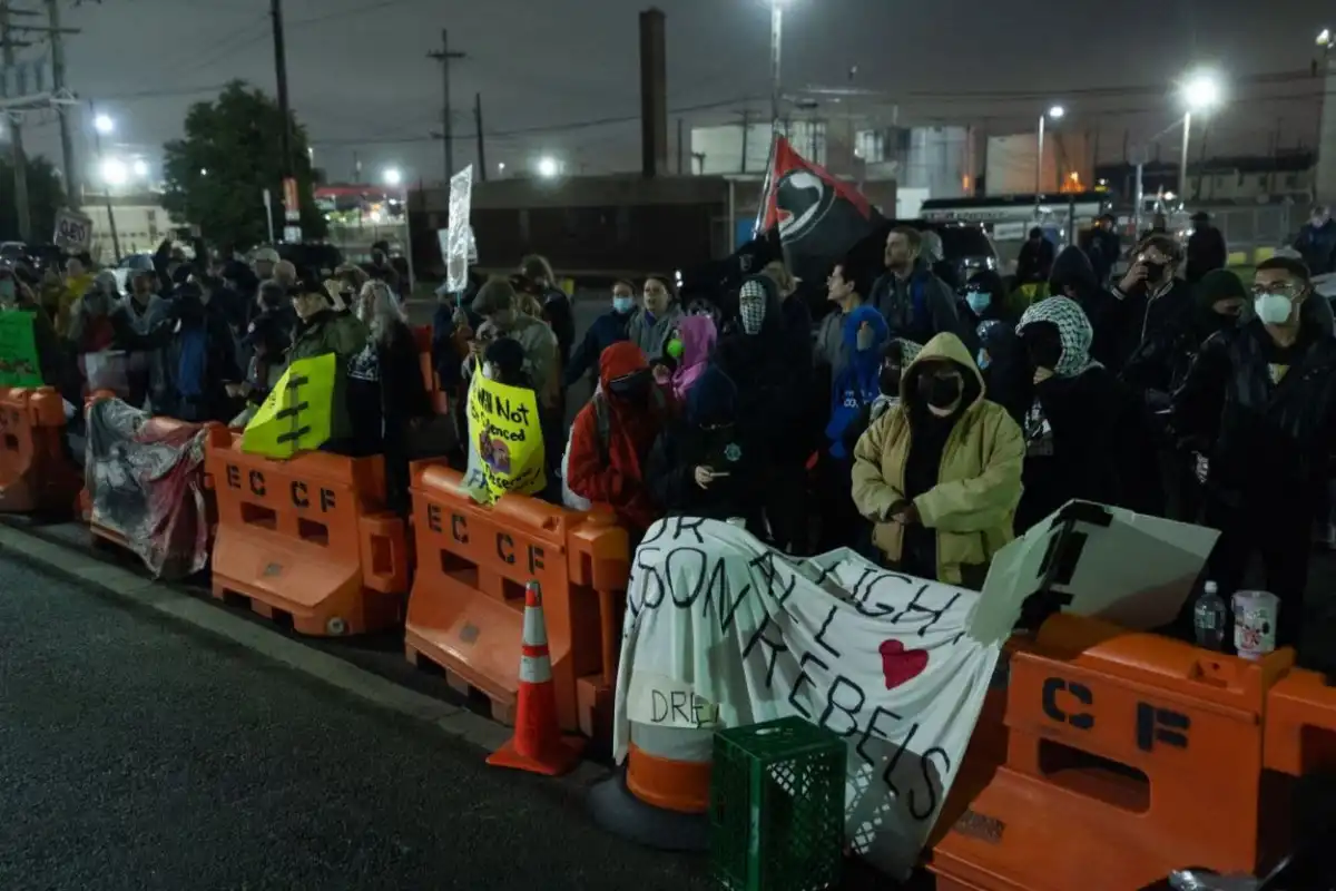 REACCIÓN. Manifestantes apoyan la huelga de hambre de los migrantes presos en Newark, Nueva Jersey.