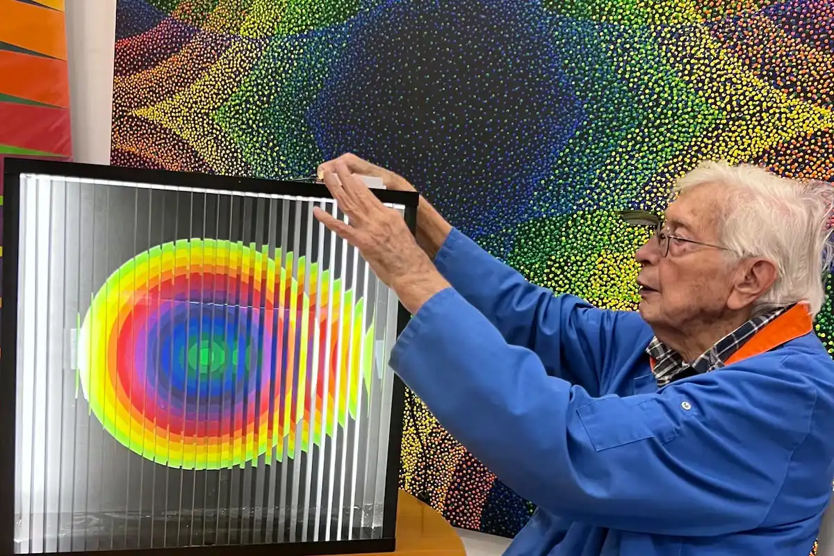 JULIO LE PARC. El artista, activo en su taller de Cachan, en el sur de la periferia parisina, en noviembre pasado.