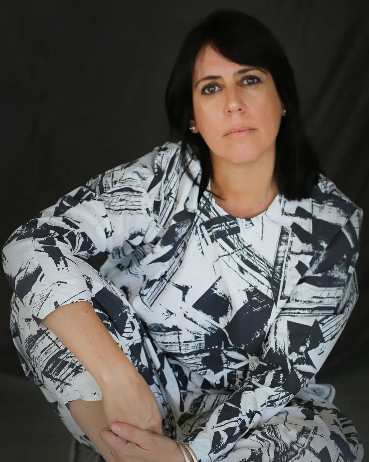 MARÍA LOBO. “Pienso que, cuando cuando escribimos, no registramos; estamos inventando y, por eso mismo, estamos interviniendo”.