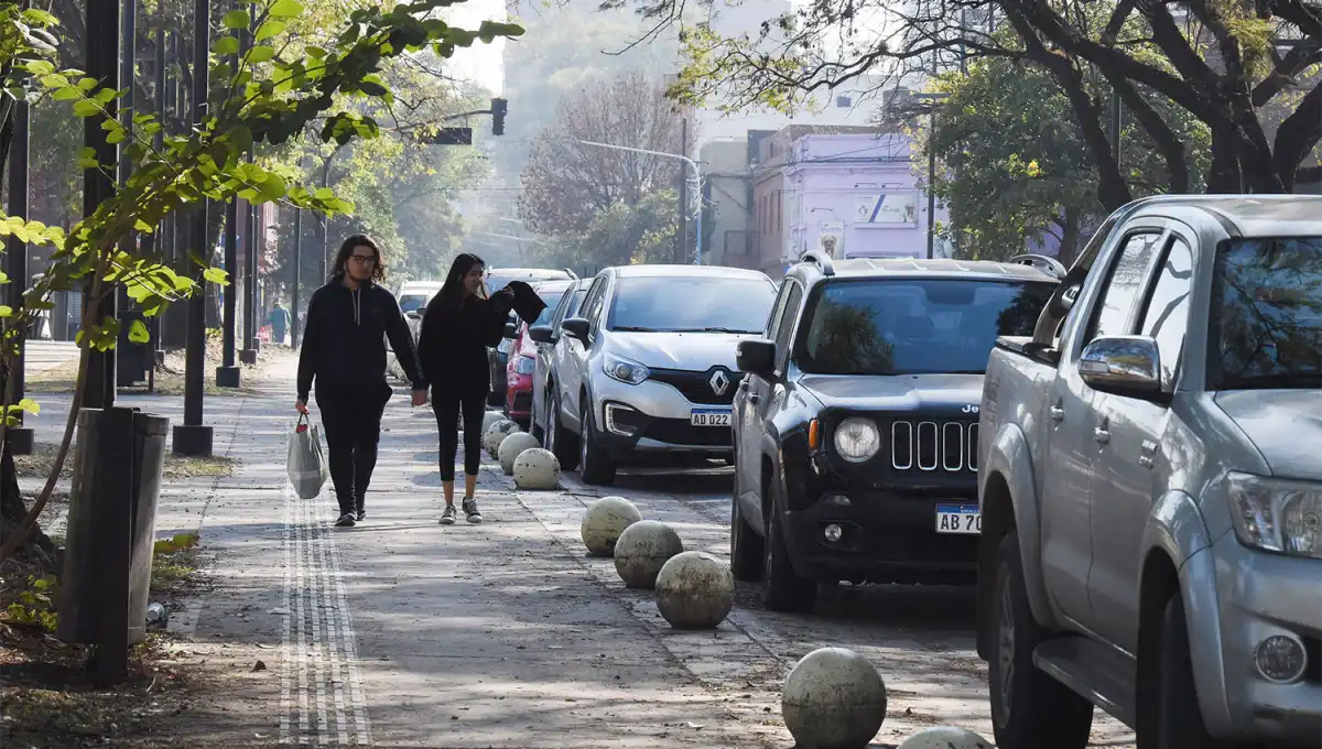 ALGO SOLEADO. El domingo estará ideal para salir a caminar por los espacios verdes de la capital.