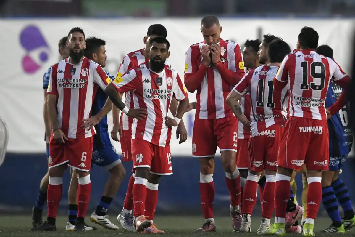 CAMISETA A LA BOCA. Nicolás Ferreyra, junto a sus compañeros, se lamenta por la tercera derrota consecutiva de San Martín