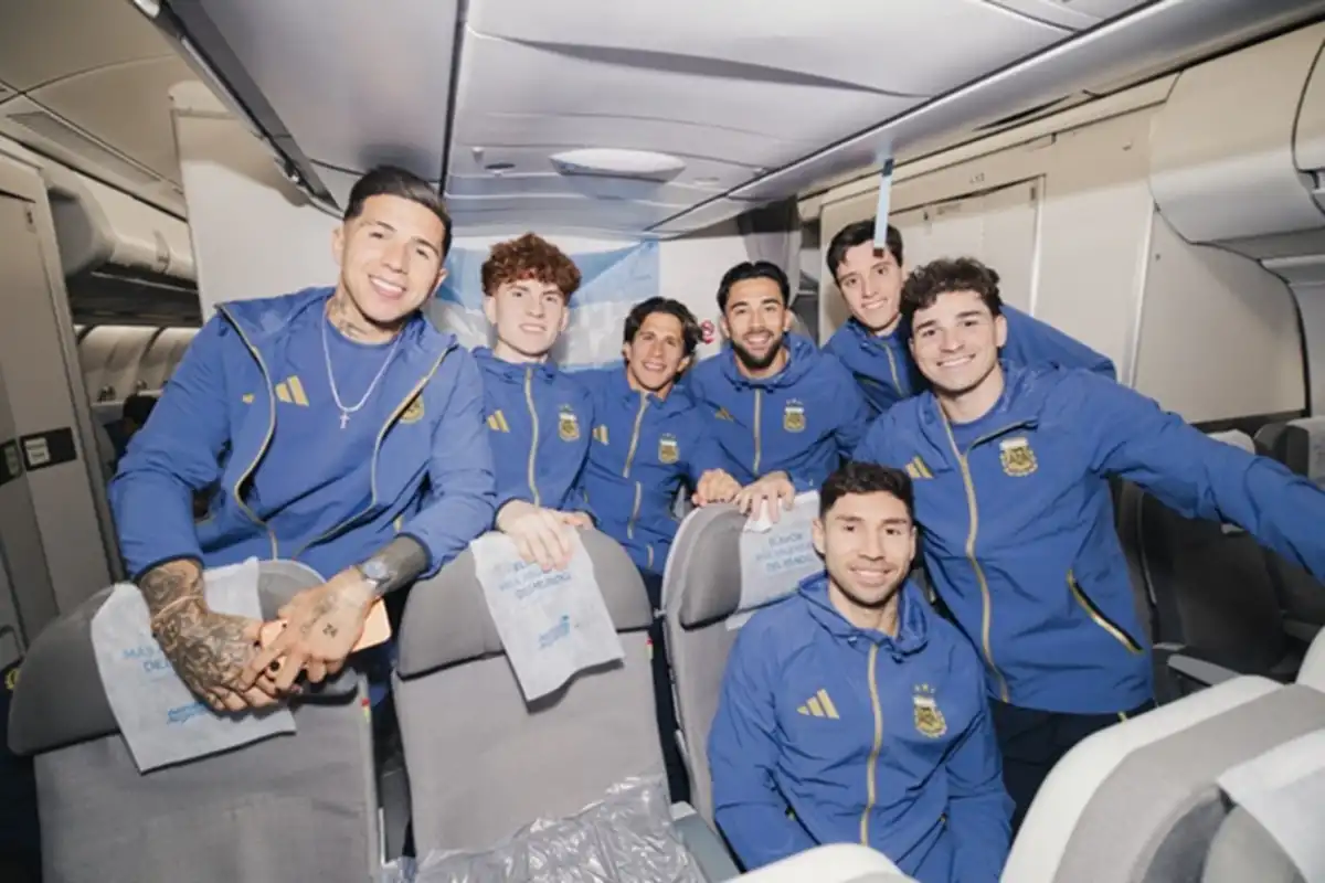 Jugadores de la Selección, en el avión. AFA