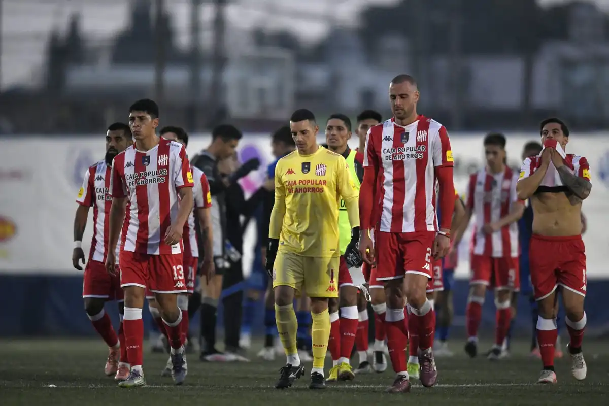 NO LO PUEDEN CREER. Los futbolistas de San Martín se retiran cabizbajos tras la tercera derrota al hilo.