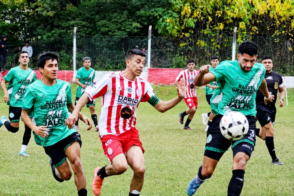 LUCHA. Maximiliano Carabajal y Germán Lazarte autor del gol para Santa Ana, disputan el balón.