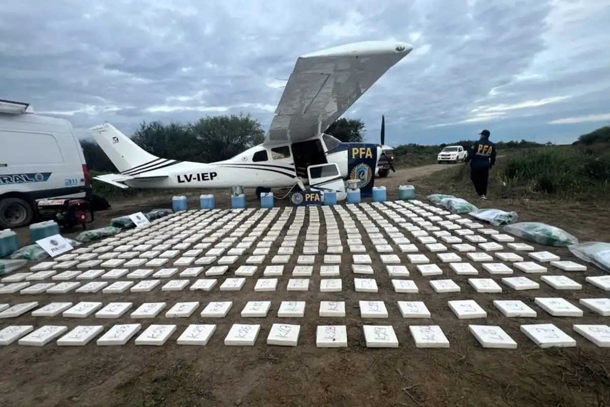 PRUEBA. Los más de 400 kilos de cocaína que transportaba la avioneta descubierta en Vera, Santa Fe.
