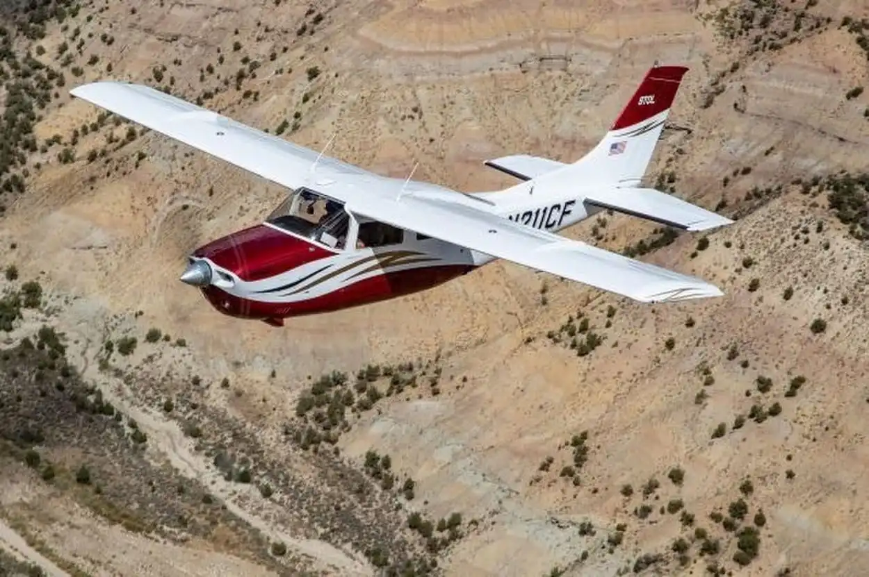 CESSNA 210 CENTURION. La avioneta preferida por los narcos que vuela a 300 kilómetros por hora y aterriza en caminos rurales. 