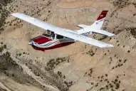 Velocidad, autonomía de 1.600 kilómetros y pistas cortas: por qué la Cessna 210 es la reina del narcotráfico aéreo