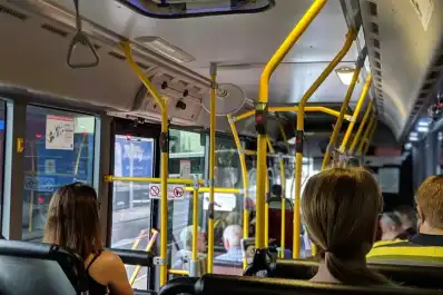 Qué significa elegir siempre el último asiento del colectivo, según la psicología