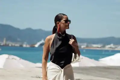¿Cuál es el nuevo top básico de moda que favorece a todos los cuerpos, según Vogue?