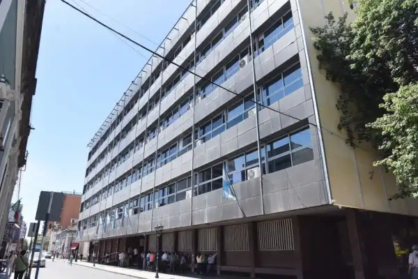 Denuncian penalmente la asunción de la decana de Medicina