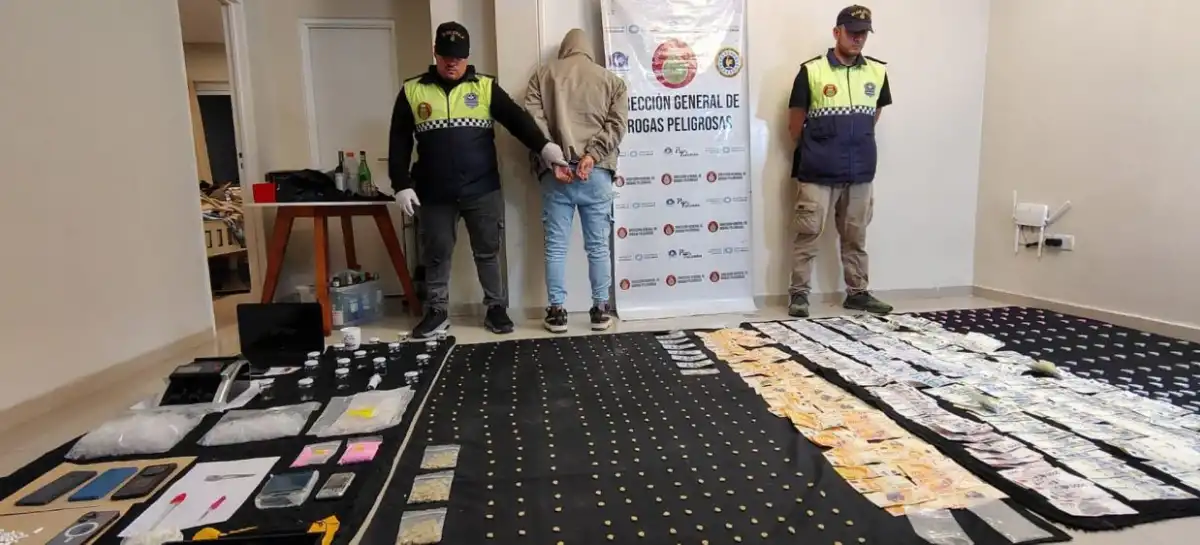 EL RESULTADO. Policías de la Digedrop custodian al detenido y exhiben todo lo que decomisaron en el departamento.