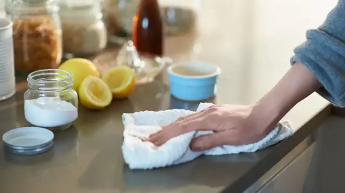 Mezclá bicarbonato, limón y sal: el truco de los expertos para dejar tu cocina como nueva