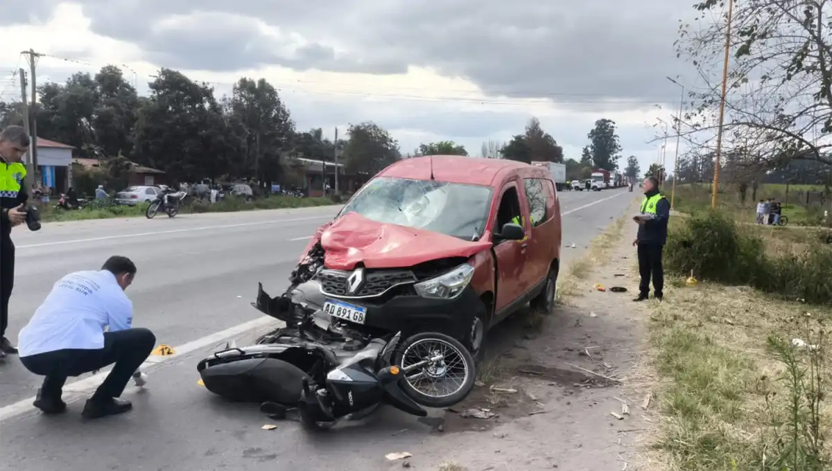 EN PALO BLANCO. Una moto y un utilitario chocaron de frente sobre la vieja traza de la ruta 38.
