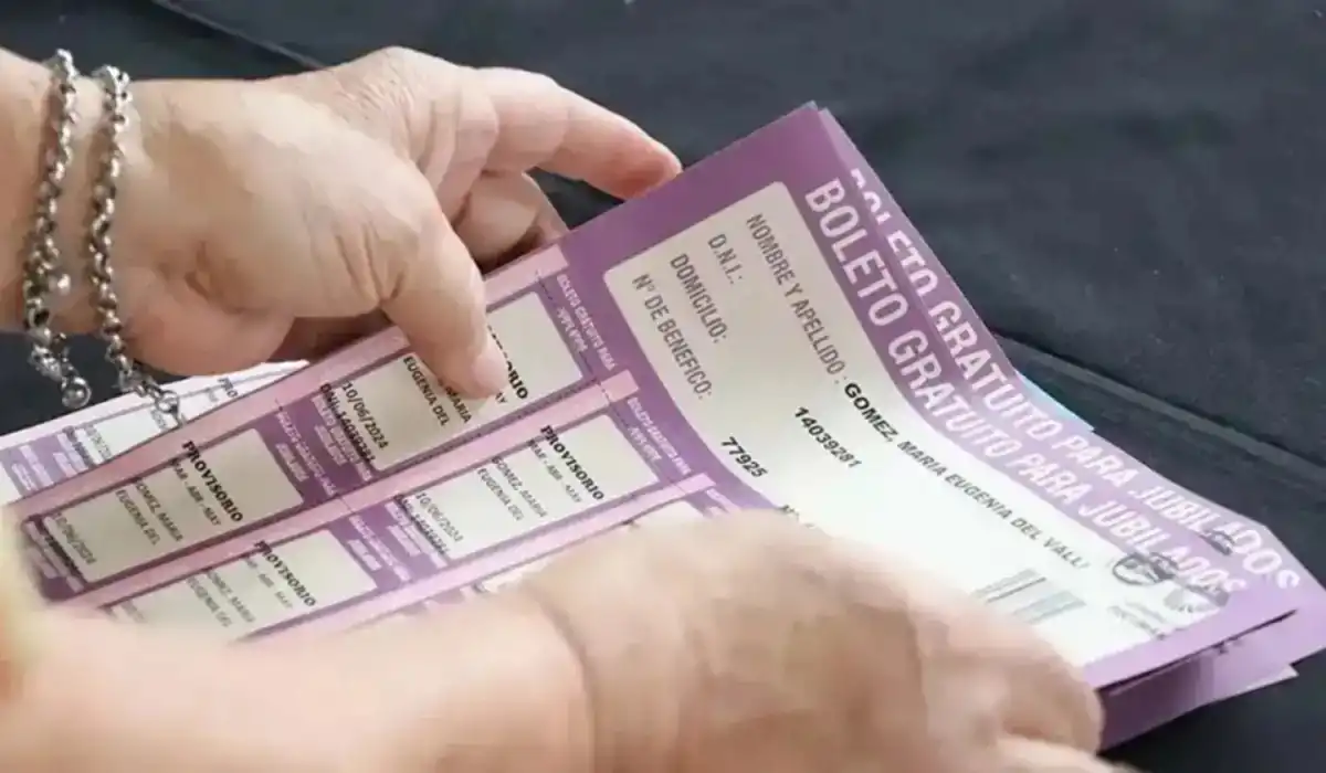 Entregan los boletos gratuitos a los jubilados. 