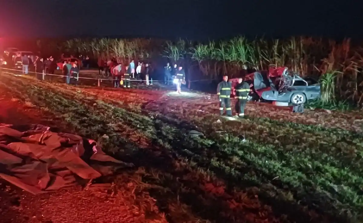 EN PALO BLANCO. Policías y bomberos trabajaron en el lugar del accidente fatal. 