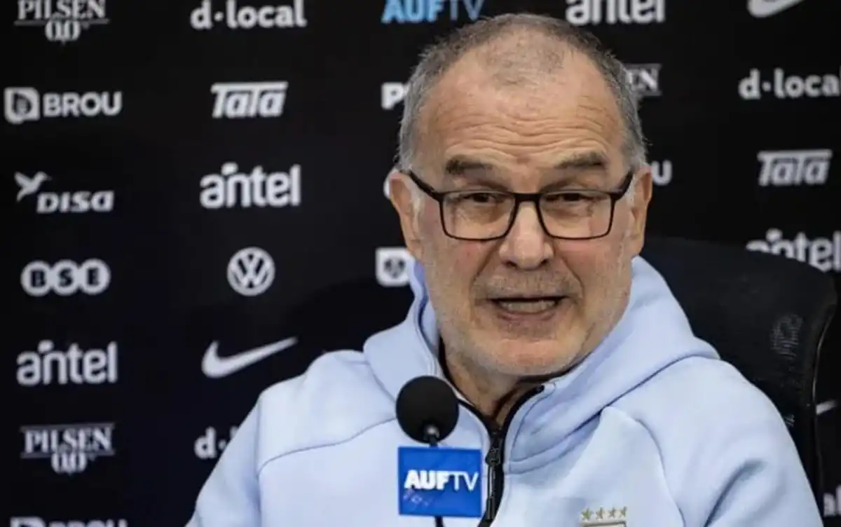 Marcelo Bielsa negó una salida de la selección uruguaya tras la finalización del Mundial 2026.