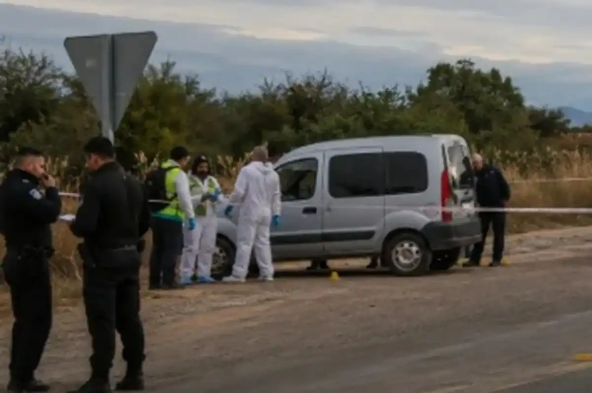 Los peritos trabajaron en el lugar donde estaba el cadáver.