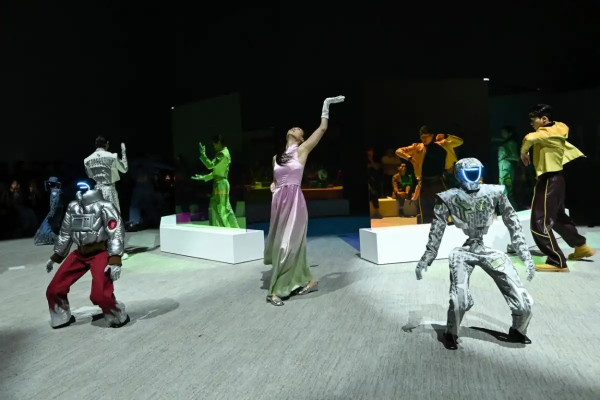 CERTEZA. “Nos dimos cuenta de que los robots también necesitan vestir ropa”, dijo el director de Galaxy Corporation, la firma responsable de la muestra.