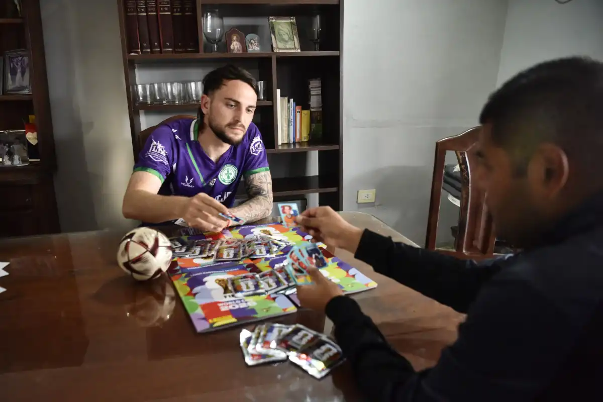 FUENTE DE INGRESO. En los ratos libres el Pato Cruz vende figuritas para poder mantener a su hijo recién nacido.