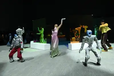 Robots y modelos: la extraña combinación en un desfile en Corea del Sur