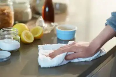 Mezclá bicarbonato, limón y sal: el truco de los expertos para dejar tu cocina como nueva