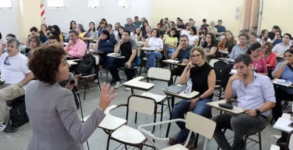 BIENESTAR ESTUDIANTIL. La nueva diplomatura aborda salud mental, consumos problemáticos, ciudadanía digital y estrategias de cuidado en las escuelas.