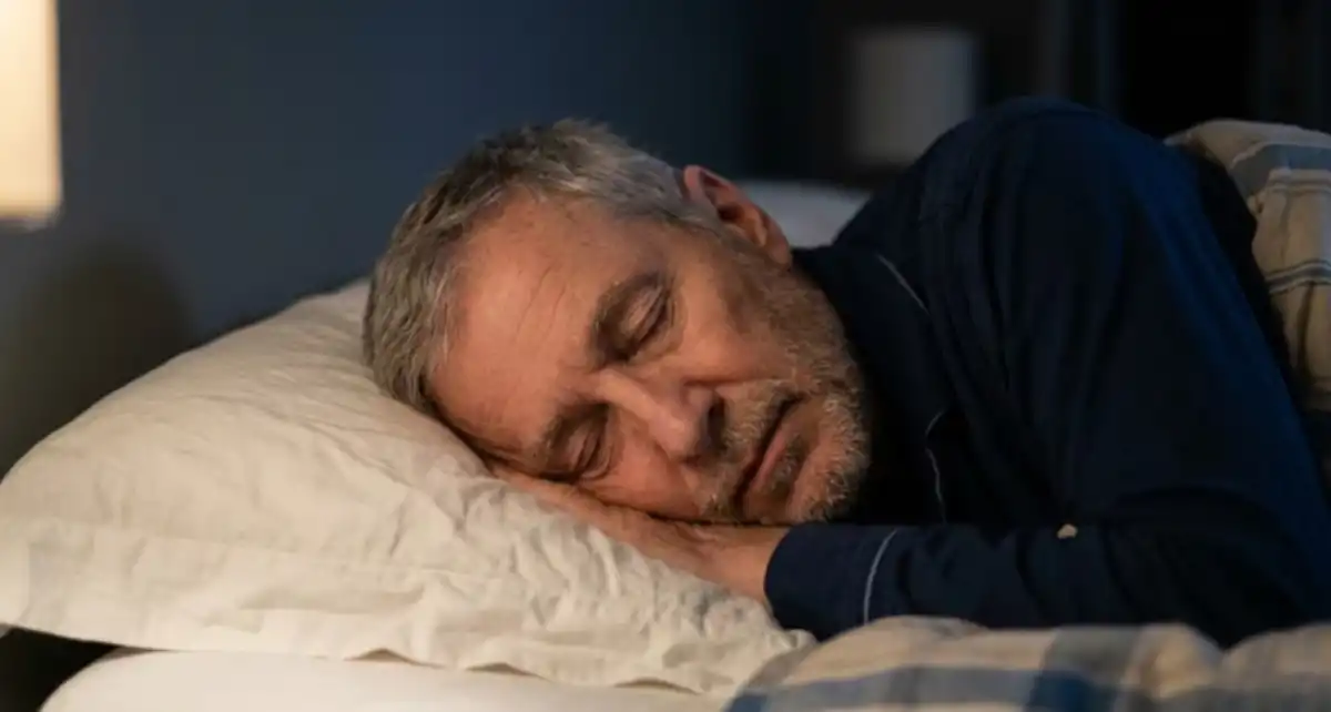 La clave del descanso en adultos mayores no es la hora exacta de acostarse sino mantener una rutina estable