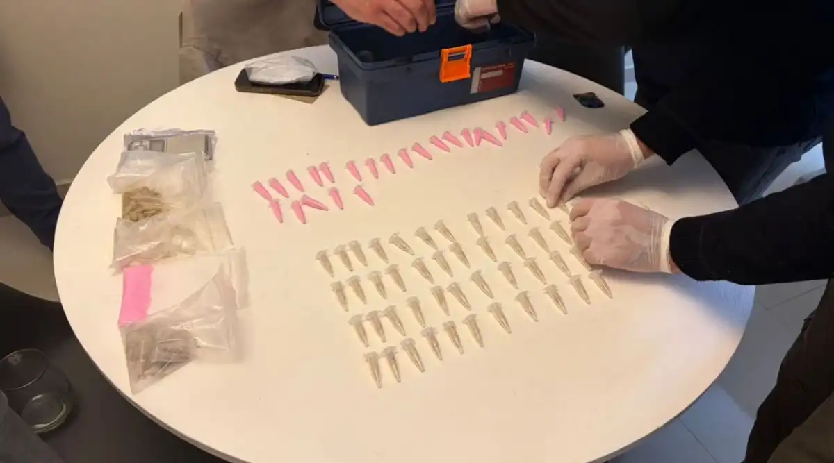 LA PRUEBA. Los policías acomodan parte de la droga decomisada.