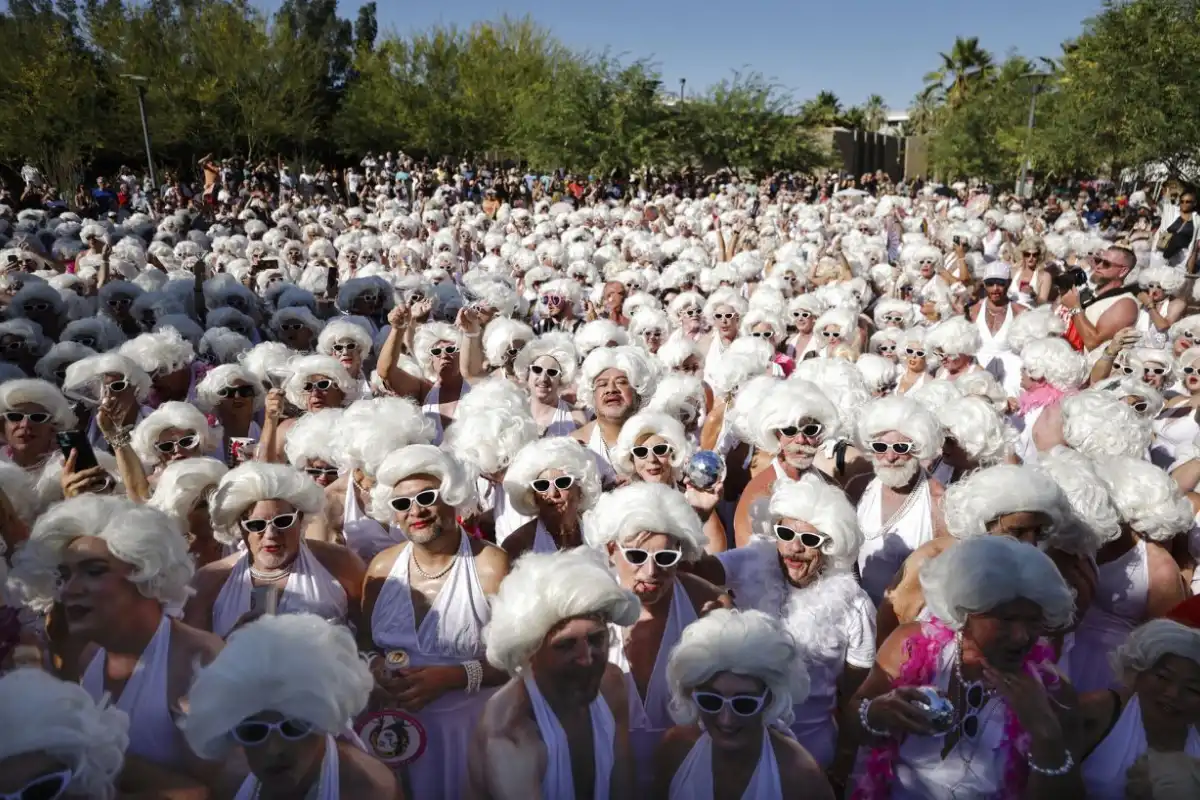 CONCURSO. Miles de personas en Palm Springs, California durante un evento de “parecidos a Marilyn Monroe” en el que buscaban un récord Guiness. fotos de afp