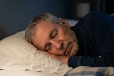 La clave del descanso en adultos mayores no es la hora exacta de acostarse sino mantener una rutina estable
