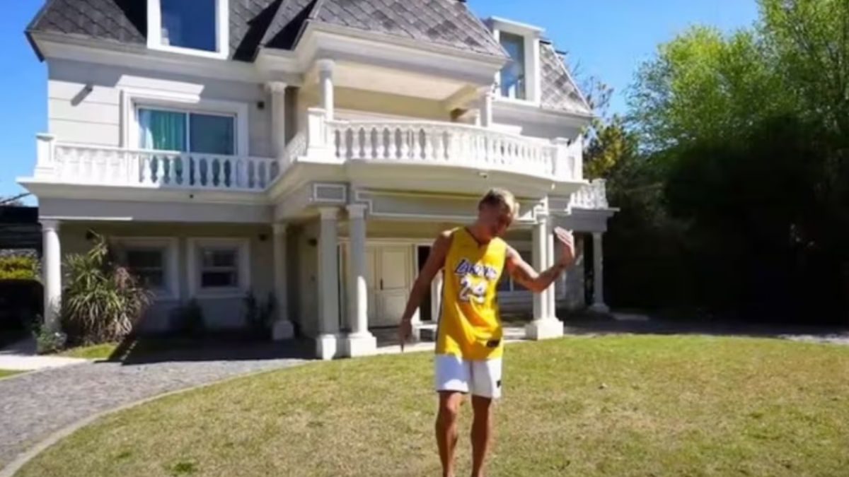 Así es la espectacular casa de Ian Lucas: tres plantas, vista al lago y un exclusivo espacio gamer